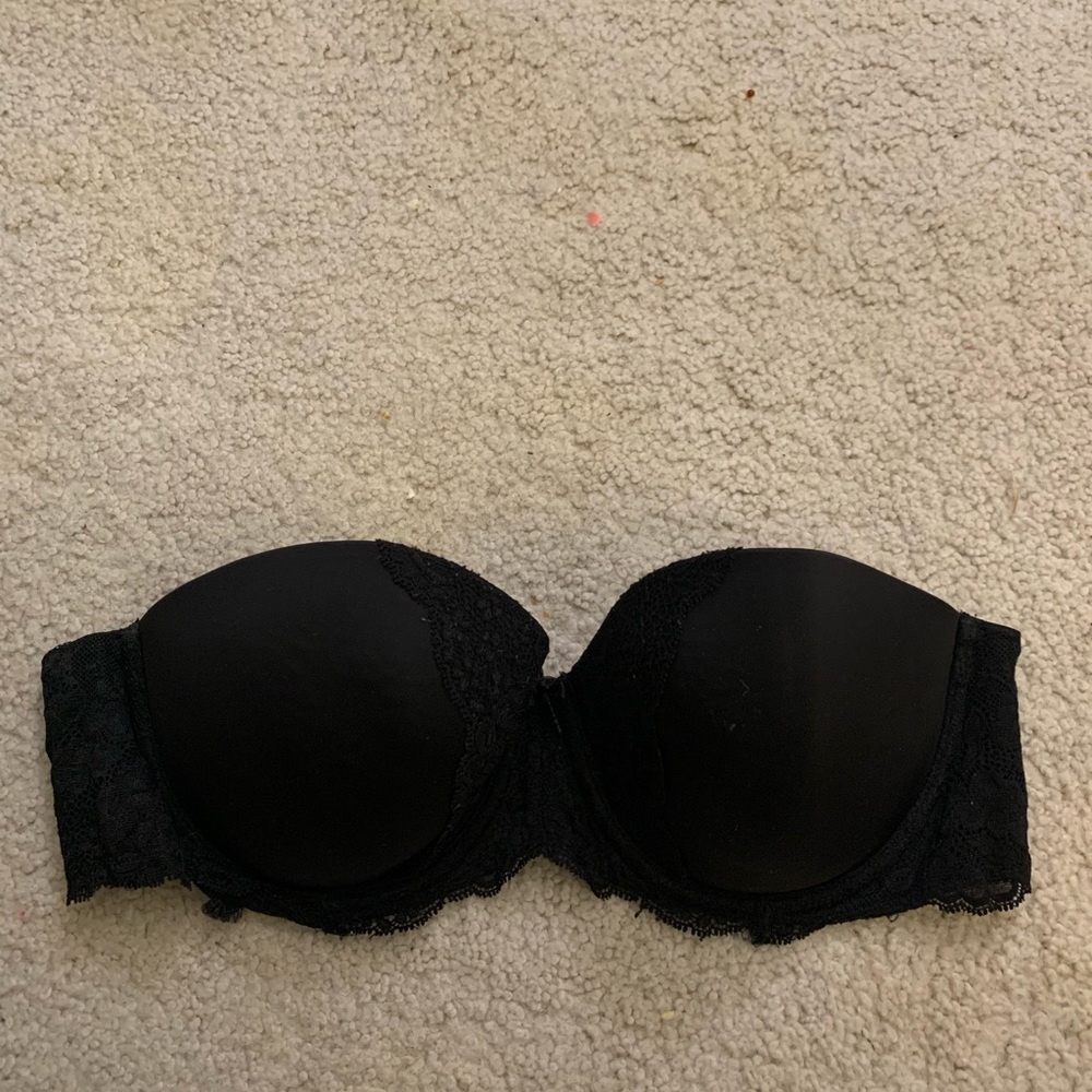 Black strapless bra